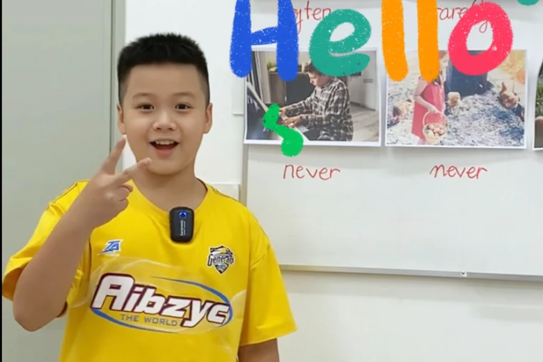BÉ LUYỆN TẬP THUYẾT TRÌNH BẰNG TIẾNG ANH TẠI IIE